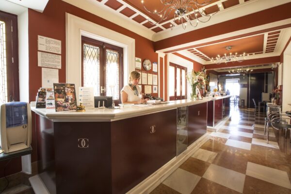 Hotel Carlos V Granada Recepcion-9863